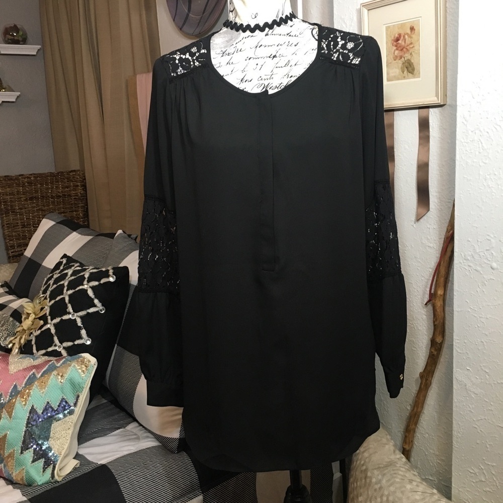 ⭐️ Zac & Rachel - Scoop neck with button opening